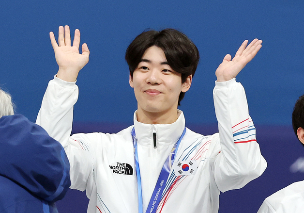 손 흔들어 인사하는 이준서