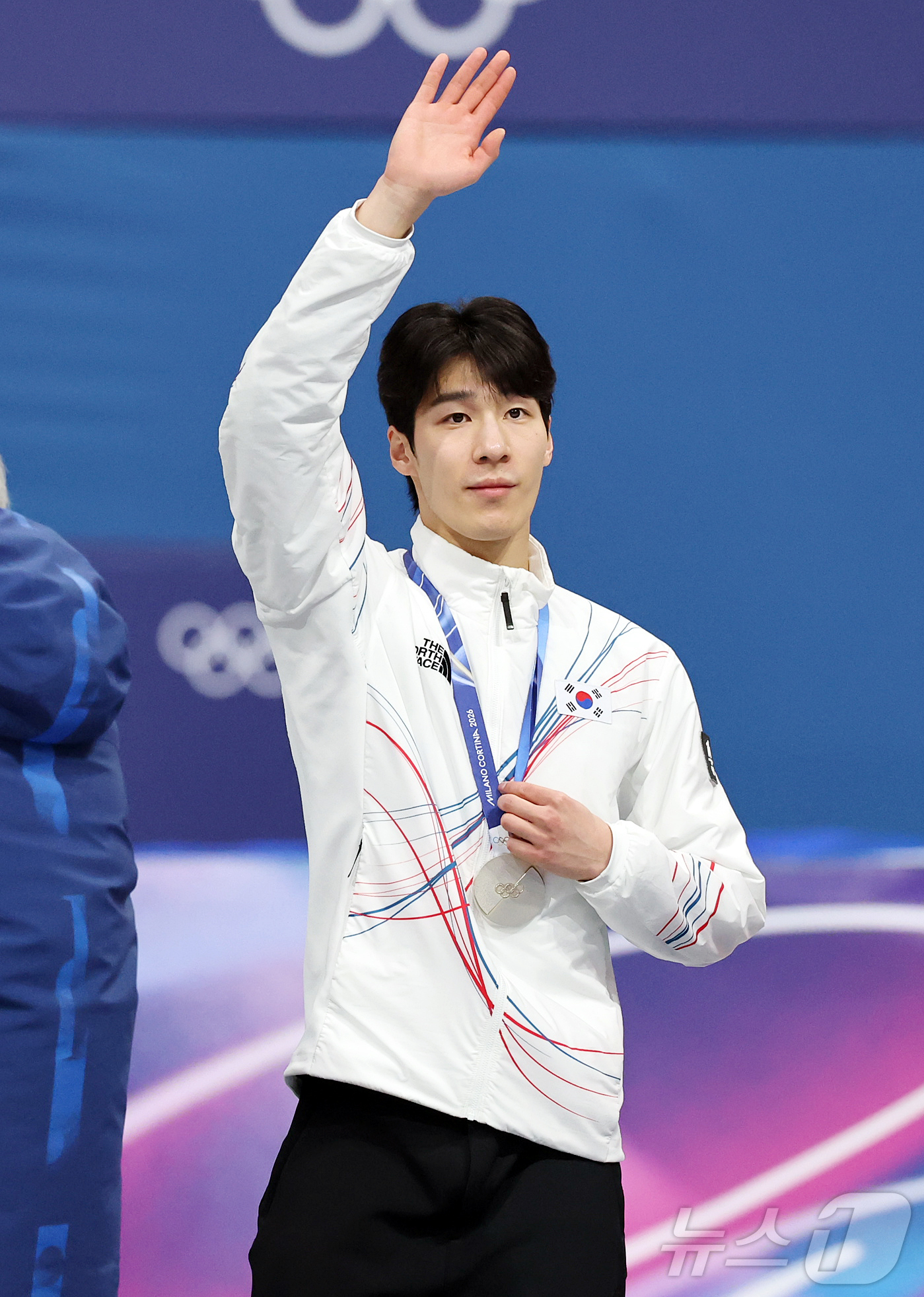 (밀라노=뉴스1) 김진환 기자 = 20일(현지시간) 이탈리아 밀라노 아이스스케이팅 아레나에서 열린 2026 밀라노·코르티나담페초 동계올림픽 쇼트트랙 남자 5,000m 계주 결승에서 …