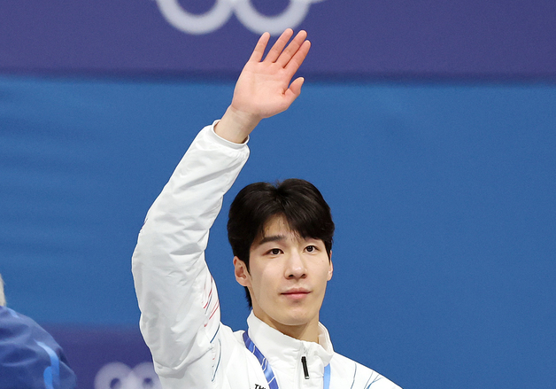 손 흔들어 인사하는 황대헌