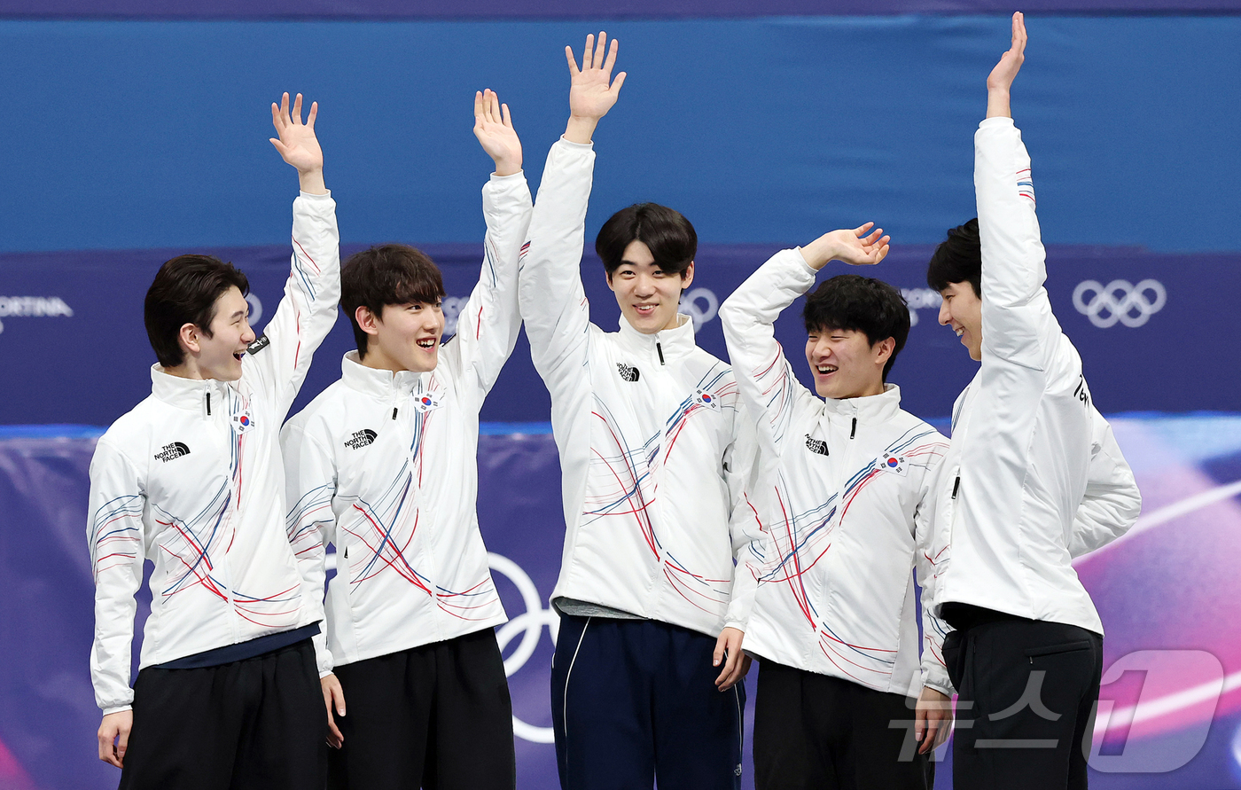 (밀라노=뉴스1) 김진환 기자 = 20일(현지시간) 이탈리아 밀라노 아이스스케이팅 아레나에서 열린 2026 밀라노·코르티나담페초 동계올림픽 쇼트트랙 남자 5,000m 계주 결승에서 …