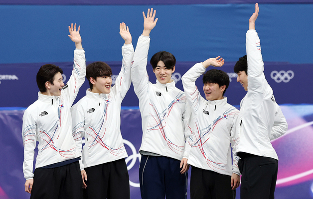 값진 은메달 획득한 남자 계주