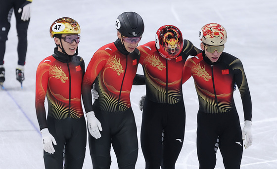 선수들과 기쁨 나누는 린샤오쥔