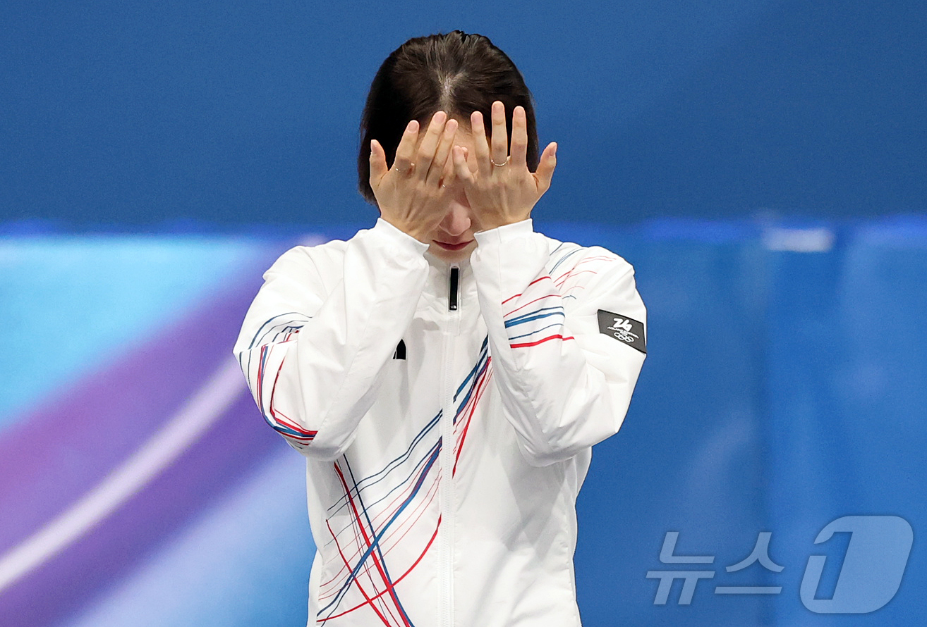 (밀라노=뉴스1) 김진환 기자 = 20일(현지시간) 이탈리아 밀라노 아이스스케이팅 아레나에서 열린 2026 밀라노·코르티나담페초 동계올림픽 쇼트트랙 여자 1500m에서 은메달을 획 …