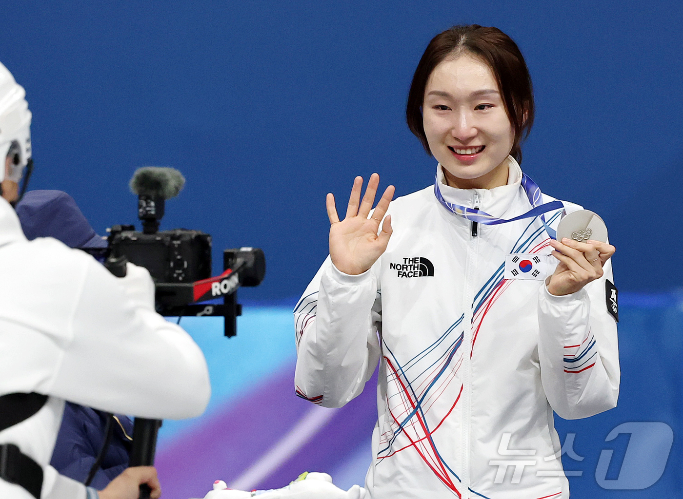 (밀라노=뉴스1) 김진환 기자 = 20일(현지시간) 이탈리아 밀라노 아이스스케이팅 아레나에서 열린 2026 밀라노·코르티나담페초 동계올림픽 쇼트트랙 여자 1500m에서 은메달을 획 …