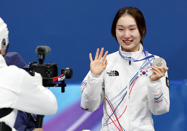 은메달 들며 미소 짓는 최민정