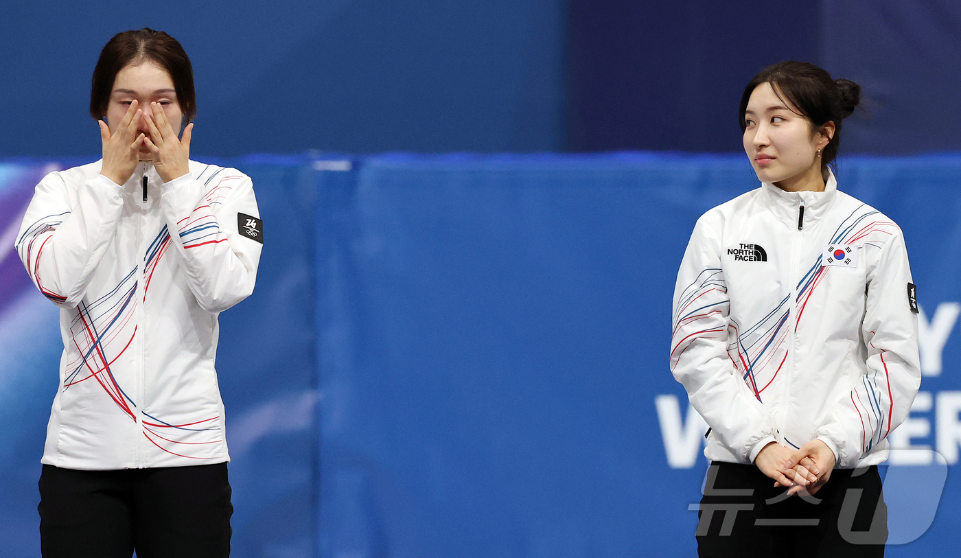 (밀라노=뉴스1) 김진환 기자 = 20일(현지시간) 이탈리아 밀라노 아이스스케이팅 아레나에서 열린 2026 밀라노·코르티나담페초 동계올림픽 쇼트트랙 여자 1500m에서 금메달을 획 …