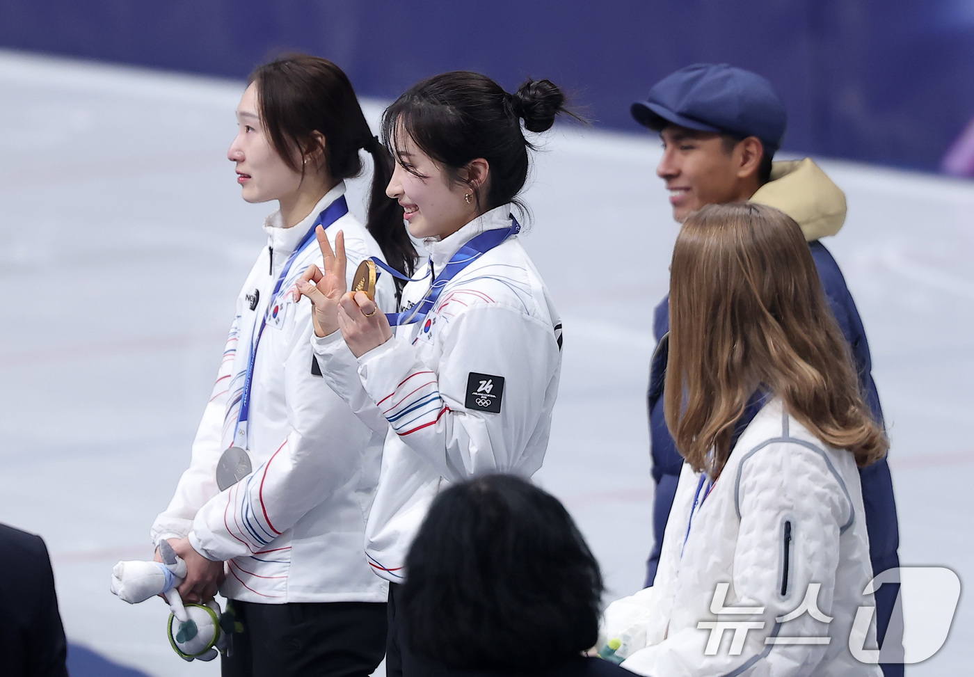 (밀라노=뉴스1) 김성진 기자 = 쇼트트랙 여자 1500m에서 은메달을 확보한 최민정이 20일(현지시간) 이탈리아 밀라노 아이스 스케이팅 아레나에서 열린 2026 밀라노·코르티나담 …