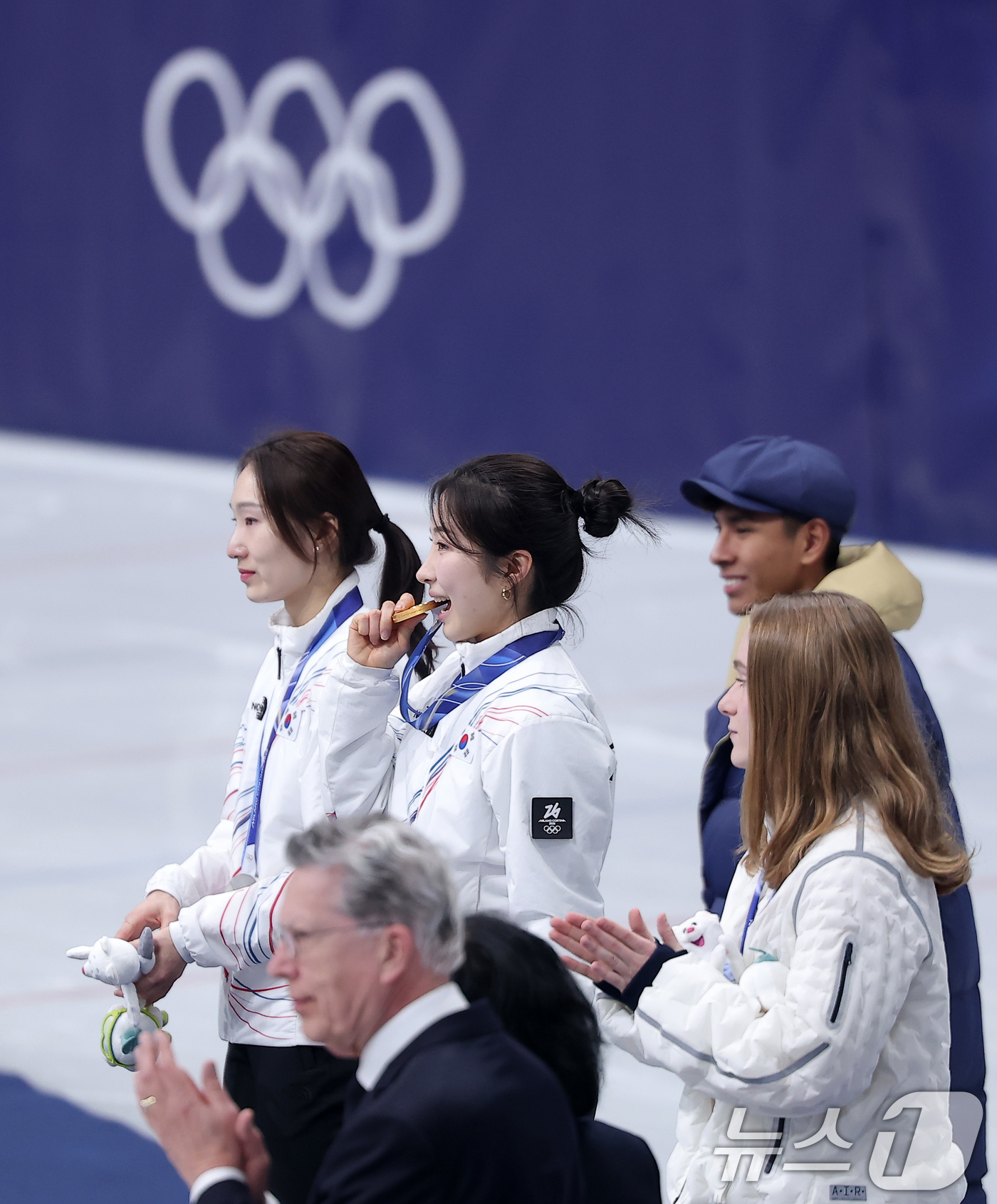 (밀라노=뉴스1) 김성진 기자 = 쇼트트랙 여자 1500m에서 은메달을 확보한 최민정이 20일(현지시간) 이탈리아 밀라노 아이스 스케이팅 아레나에서 열린 2026 밀라노·코르티나담 …