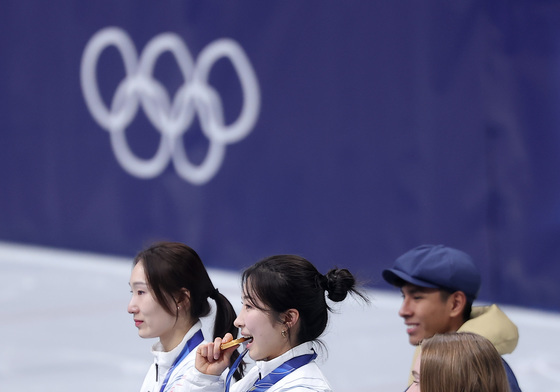 금메달 깨무는 김길리
