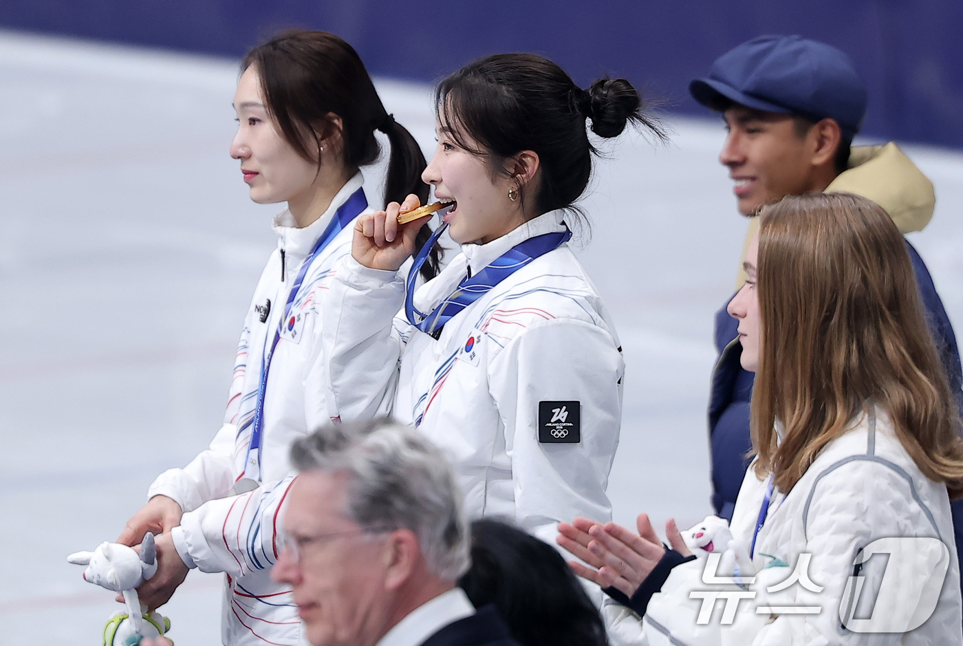 (밀라노=뉴스1) 김성진 기자 = 쇼트트랙 여자 1500m에서 은메달을 확보한 최민정이 20일(현지시간) 이탈리아 밀라노 아이스 스케이팅 아레나에서 열린 2026 밀라노·코르티나담 …