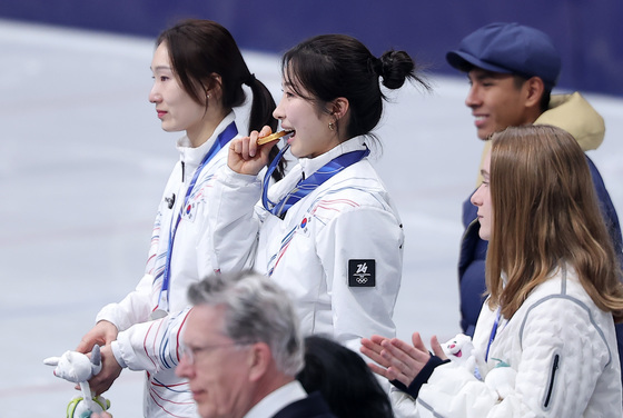 금메달 깨무는 김길리