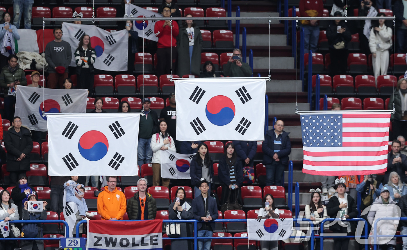 (밀라노=뉴스1) 김성진 기자 = 20일(현지시간) 이탈리아 밀라노 아이스 스케이팅 아레나에서 열린 2026 밀라노·코르티나담페초 동계올림픽 쇼트트랙 여자 1500m 시상식에서 태 …