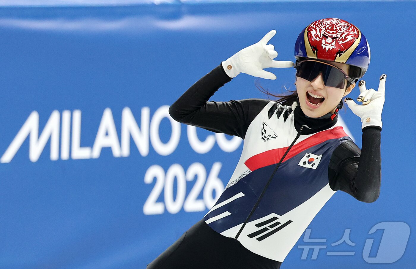 본문 이미지 - 쇼트트랙 김길리가 20일(현지시간) 이탈리아 밀라노 아이스 스케이팅 아레나에서 열린 2026 밀라노·코르티나담페초 동계올림픽 쇼트트랙 여자 1500m 결승에서 금메달을 확보한 후 환호하고 있다. 2026.2.21 ⓒ 뉴스1 김진환 기자