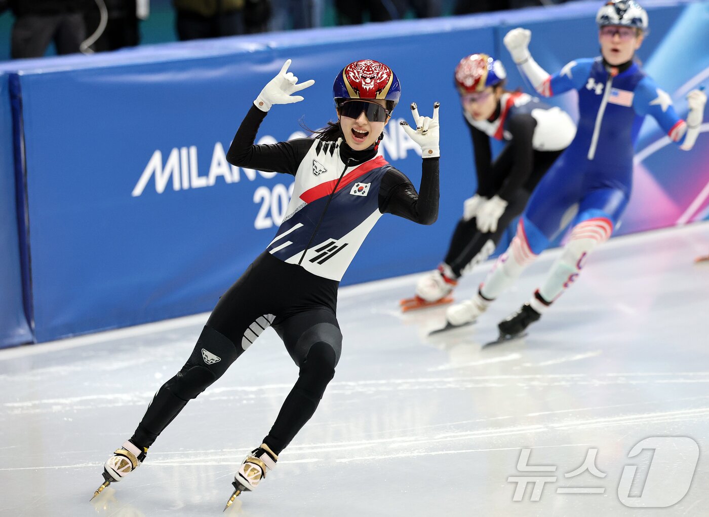 본문 이미지 - 쇼트트랙 김길리가 20일(현지시간) 이탈리아 밀라노 아이스 스케이팅 아레나에서 열린 2026 밀라노·코르티나담페초 동계올림픽 쇼트트랙 여자 1500m 결승에서 금메달을 확보한 후 환호하고 있다. 2026.2.21 ⓒ 뉴스1 김진환 기자
