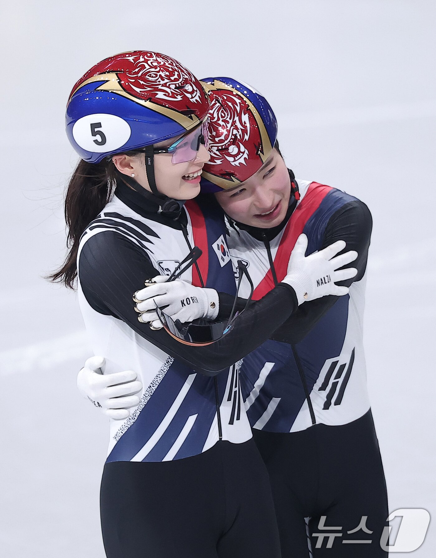 본문 이미지 - 쇼트트랙 여자 1500m에서 은메달을 확보한 최민정(왼쪽)이 20일(현지시간) 이탈리아 밀라노 아이스 스케이팅 아레나에서 열린 2026 밀라노·코르티나담페초 동계올림픽 쇼트트랙 여자 1500m 결승에서 금메달을 확보한 후 김길리를 축하하고 있다. 2026.2.21 ⓒ 뉴스1 김성진 기자