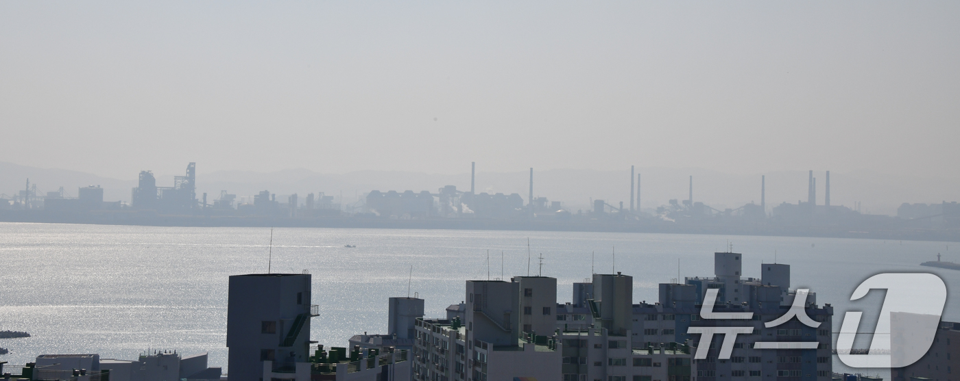 (포항=뉴스1) 최창호 기자 = 21일 경북 포항시 전역이 희뿌연 초미세먼지에 덮여있다.이날 포항지역 초미세먼지 농도는 36㎍/m³으로 나쁨 수준이다. 2026.2.21/뉴스1
