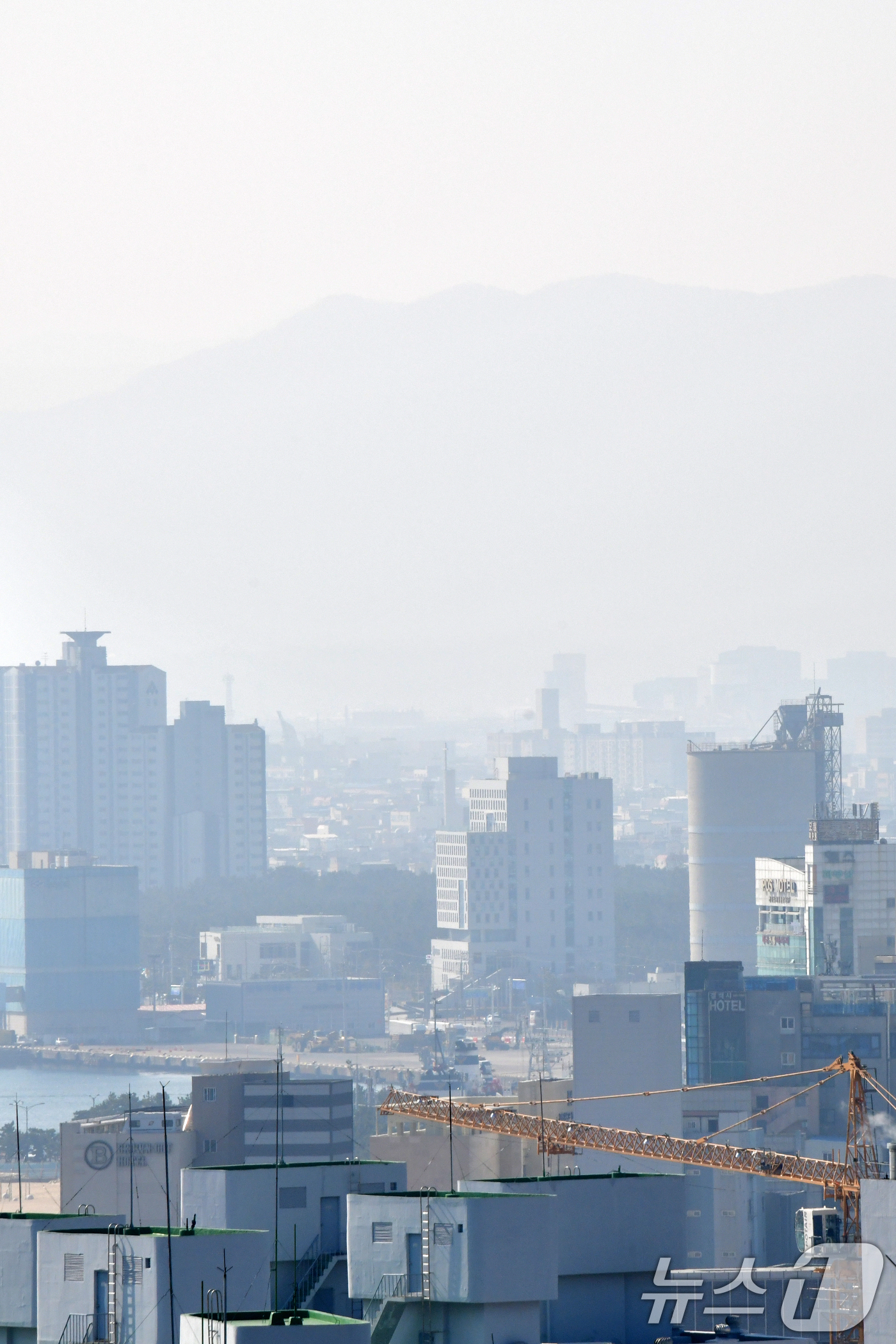 (포항=뉴스1) 최창호 기자 = 21일 경북 포항시 전역이 희뿌연 초미세먼지에 덮여있다.이날 포항지역 초미세먼지 농도는 36㎍/m³으로 나쁨 수준이다. 2026.2.21/뉴스1