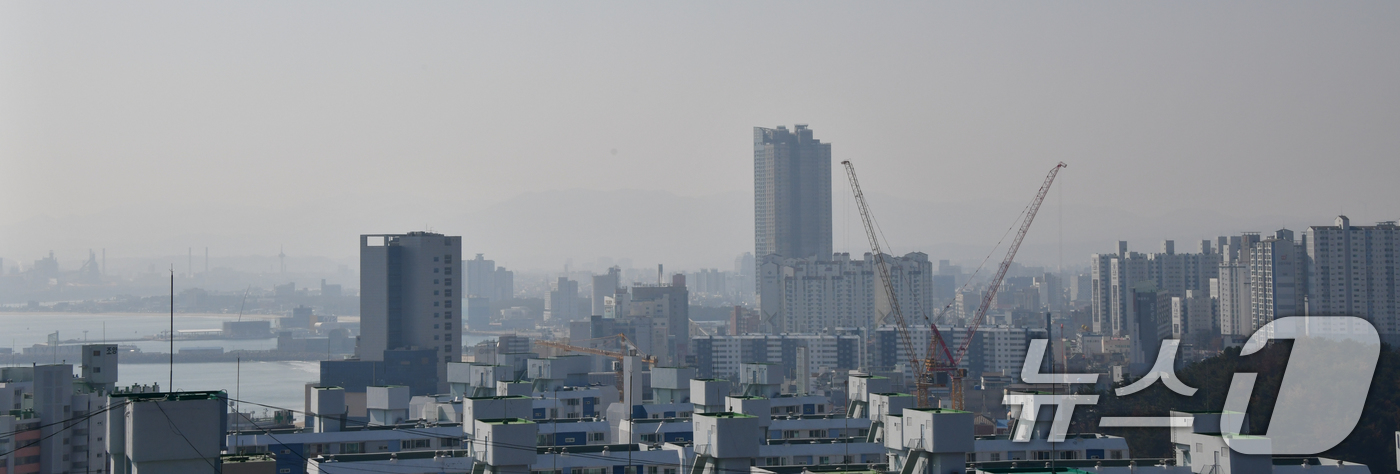 (포항=뉴스1) 최창호 기자 = 21일 경북 포항시 전역이 희뿌연 초미세먼지에 덮여있다.이날 포항지역 초미세먼지 농도는 36㎍/m³으로 나쁨 수준이다. 2026.2.21/뉴스1