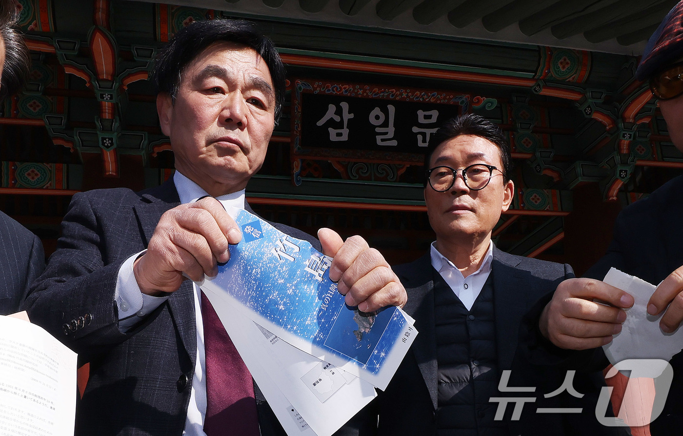 (서울=뉴스1) 박지혜 기자 = 독도수호전국연대 회원들이 21일 서울 종로구 탑골공원 삼일문 앞에서 열린 일본정부의 독도강탈만행 규탄 기자회견에서 다케시마(竹島·일본이 주장하는 독 …