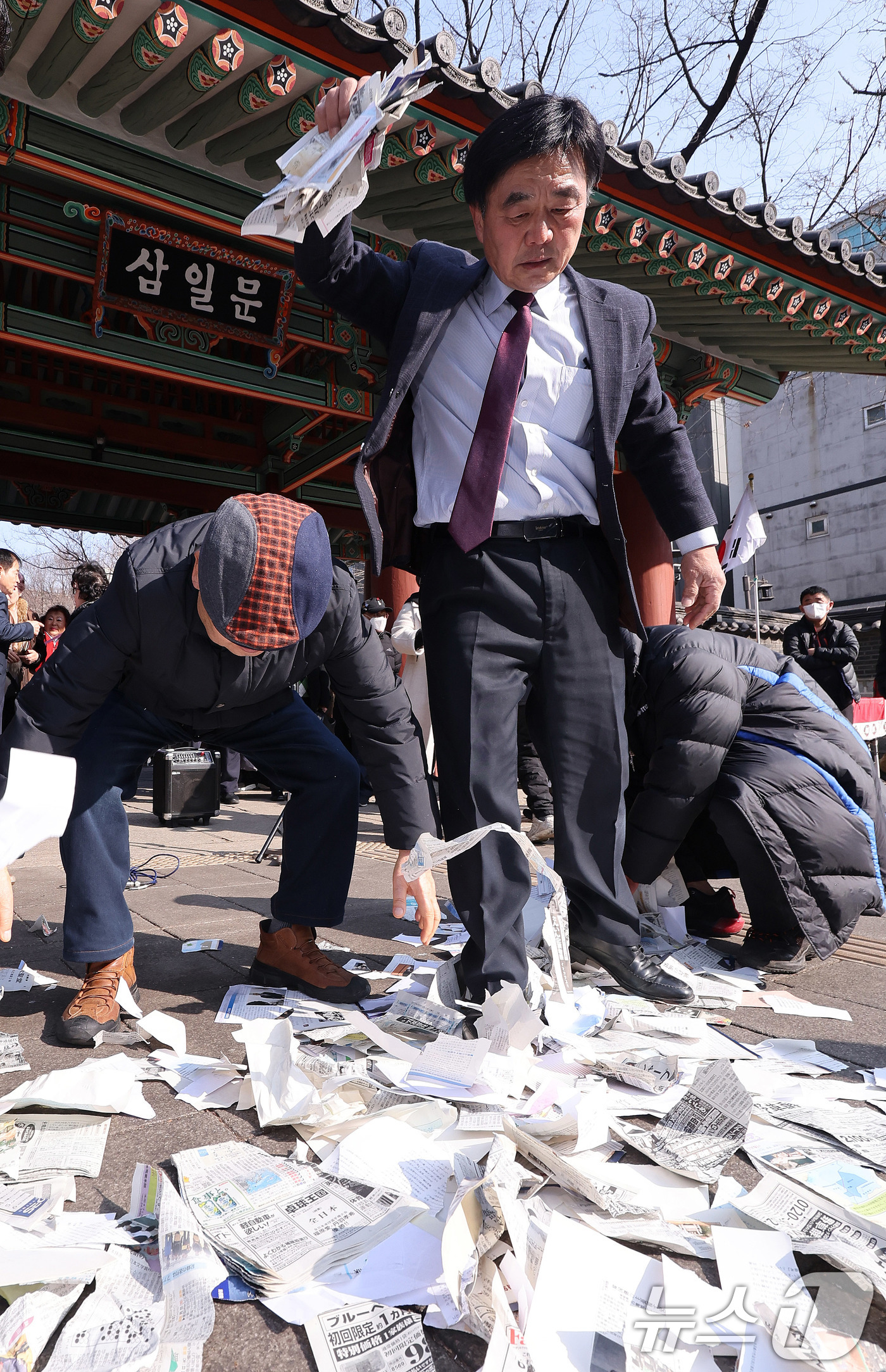 (서울=뉴스1) 박지혜 기자 = 독도수호전국연대 회원들이 21일 서울 종로구 탑골공원 삼일문 앞에서 열린 일본정부의 독도강탈만행 규탄 기자회견에서 다케시마(竹島·일본이 주장하는 독 …