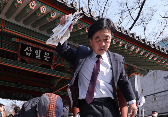 갈기갈기 찢으며 외친 독도 수호