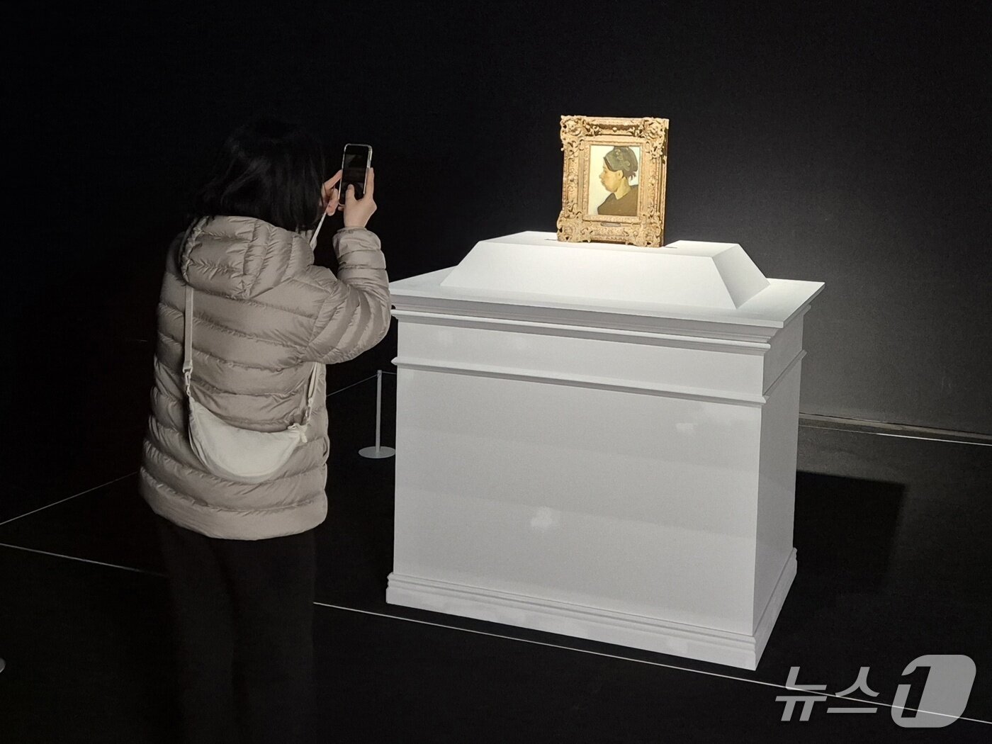 본문 이미지 - 울산 시민이 21일 울산시립미술관에서 열린 '반 고흐와 현대미술의 만남 : 신홍규 컬렉션'에서 빈센트 반 고흐의 '농부의 초상'을 찍고 있다.2026.2.21/뉴스1ⓒ 뉴스1 박정현 기자