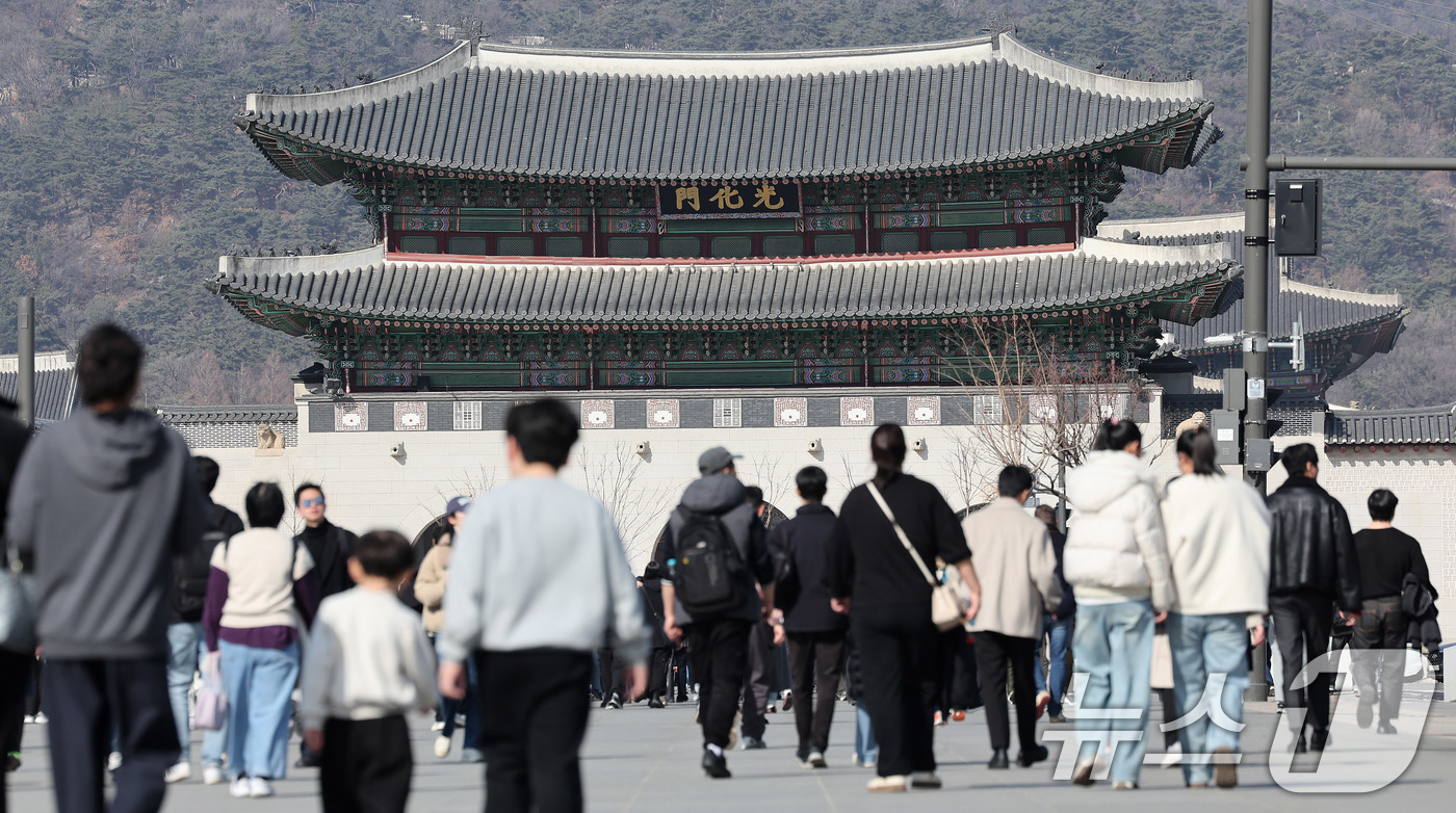 (서울=뉴스1) 박지혜 기자 = 봄처럼 포근한 날씨를 보인 21일 서울 광화문광장에서 관광객들이 주말을 즐기고 있다. 2026.2.21/뉴스1