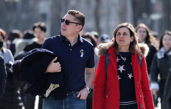 "포근한 날씨 나들이 좋아요"…쇼핑몰·대형문화공간 곳곳 몰려든 인파