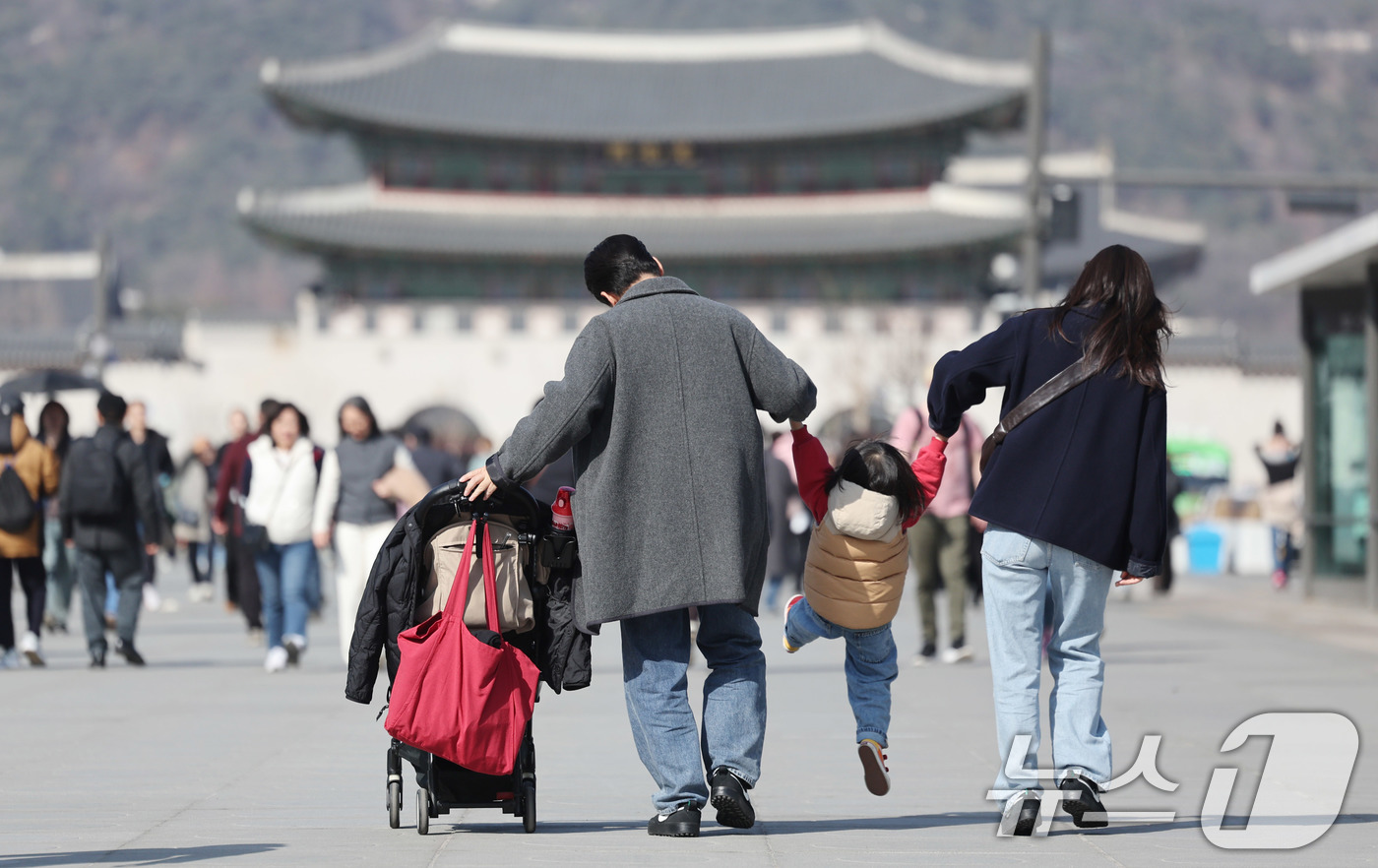 (서울=뉴스1) 박지혜 기자 = 봄처럼 포근한 날씨를 보인 21일 서울 광화문광장에서 관광객들이 주말을 즐기고 있다. 2026.2.21/뉴스1