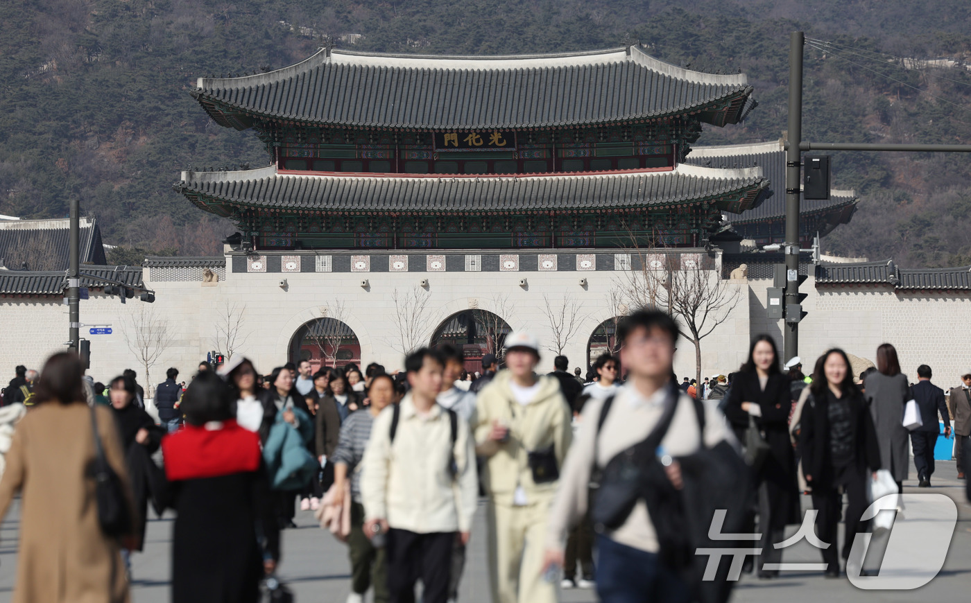 (서울=뉴스1) 박지혜 기자 = 봄처럼 포근한 날씨를 보인 21일 서울 광화문광장에서 관광객들이 주말을 즐기고 있다. 2026.2.21/뉴스1