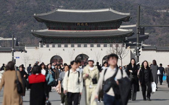 포근한 날씨에 북적이는 광화문광장