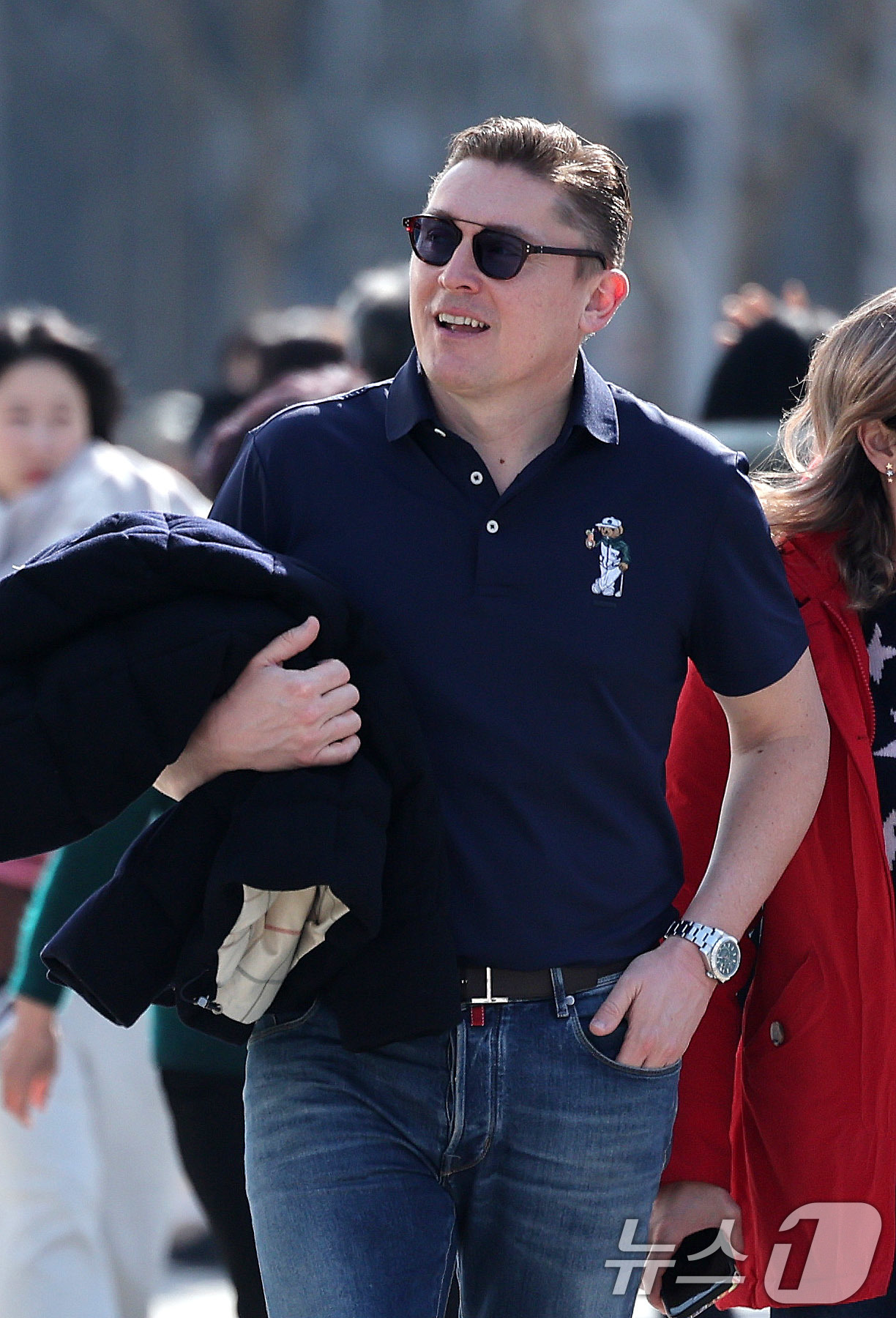 (서울=뉴스1) 박지혜 기자 = 봄처럼 포근한 날씨를 보인 21일 서울 광화문광장에서 관광객들이 주말을 즐기고 있다. 2026.2.21/뉴스1