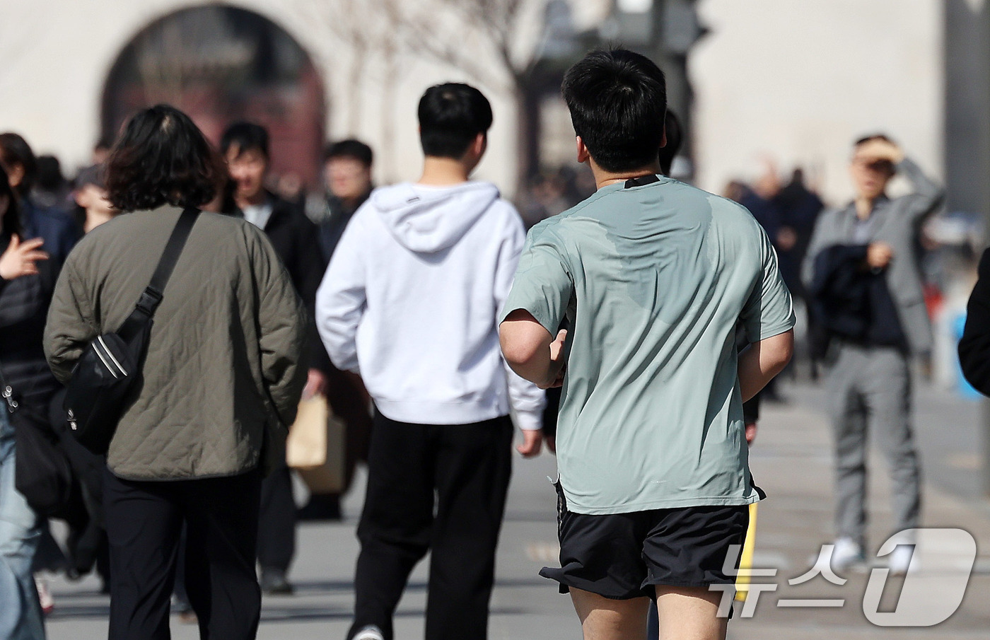 (서울=뉴스1) 박지혜 기자 = 봄처럼 포근한 날씨를 보인 21일 서울 광화문광장에서 관광객들이 주말을 즐기고 있다. 2026.2.21/뉴스1