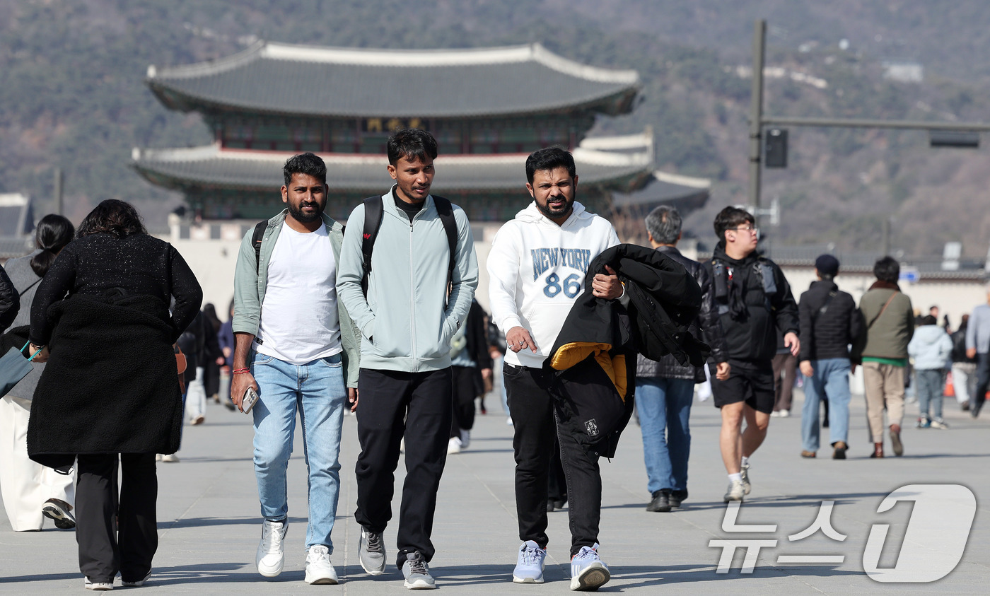 (서울=뉴스1) 박지혜 기자 = 봄처럼 포근한 날씨를 보인 21일 서울 광화문광장에서 관광객들이 주말을 즐기고 있다. 2026.2.21/뉴스1