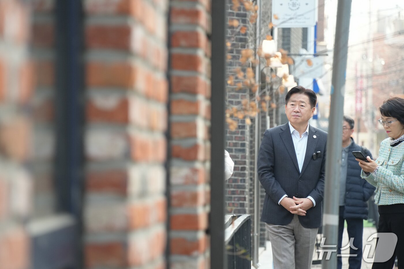 본문 이미지 -  오영훈 지사가 21일 서울 성수동에서 도시재생 현장을 둘러보고 있다.(제주도 제공)/뉴스1