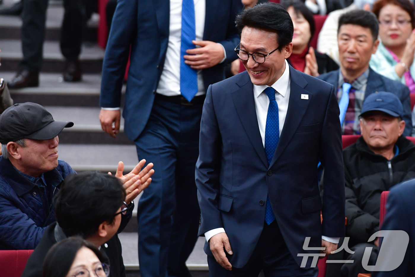 (포항=뉴스1) 최창호 기자 = 김민석 국무총리가 21일 오후 경북 포항시 북구 흥해도서관에서 열린 K-국정설명회에서 특별강연을 하기 위해 입장하고 있다.  2026.2.21/뉴스 …