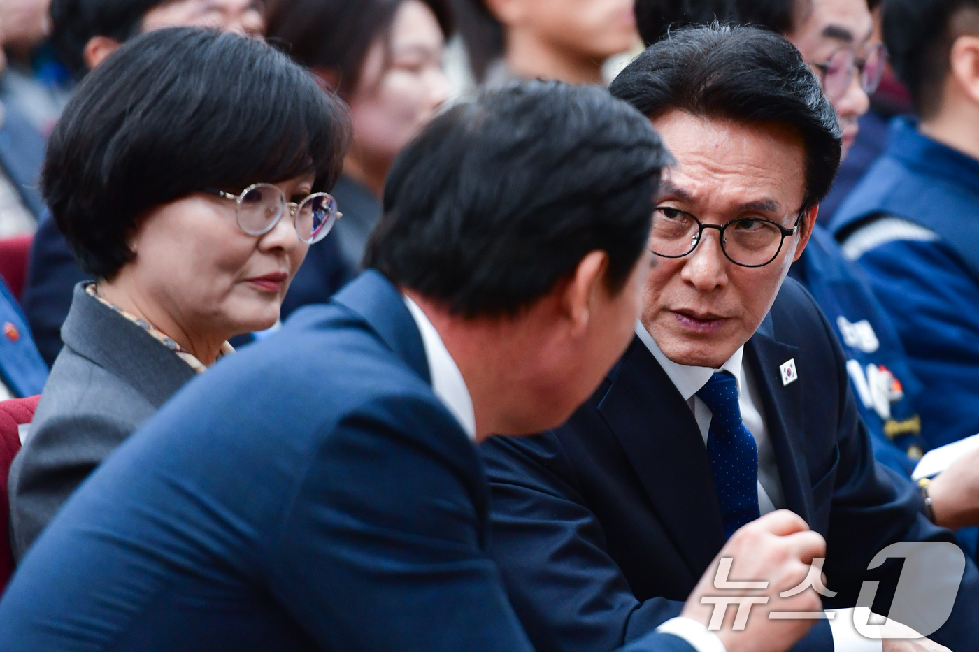 (포항=뉴스1) 최창호 기자 = 김민석 국무총리(오른쪽)가 21일 오후 경북 포항시 북구 흥해도서관에서 열린 K-국정설명회 특별강연에 앞서 더불어민주당 경북도당 위원장인 임미애 의 …