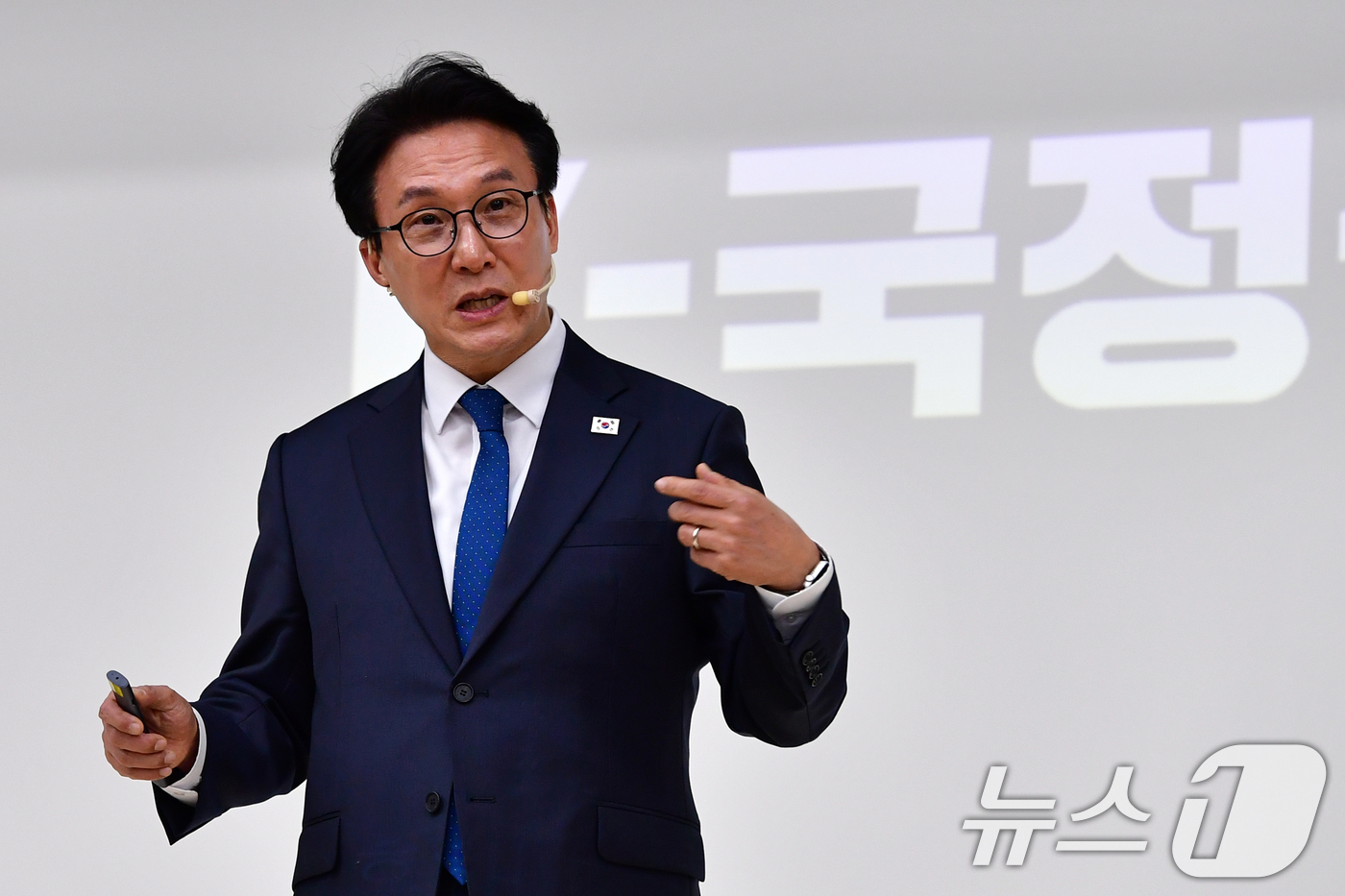 (포항=뉴스1) 최창호 기자 = 김민석 국무총리가 21일 오후 경북 포항시 북구 흥해도서관에서 열린 K-국정설명회 특별강연에서 지난해 열린 APEC 정상회의 성과와 전세계로 확산되 …