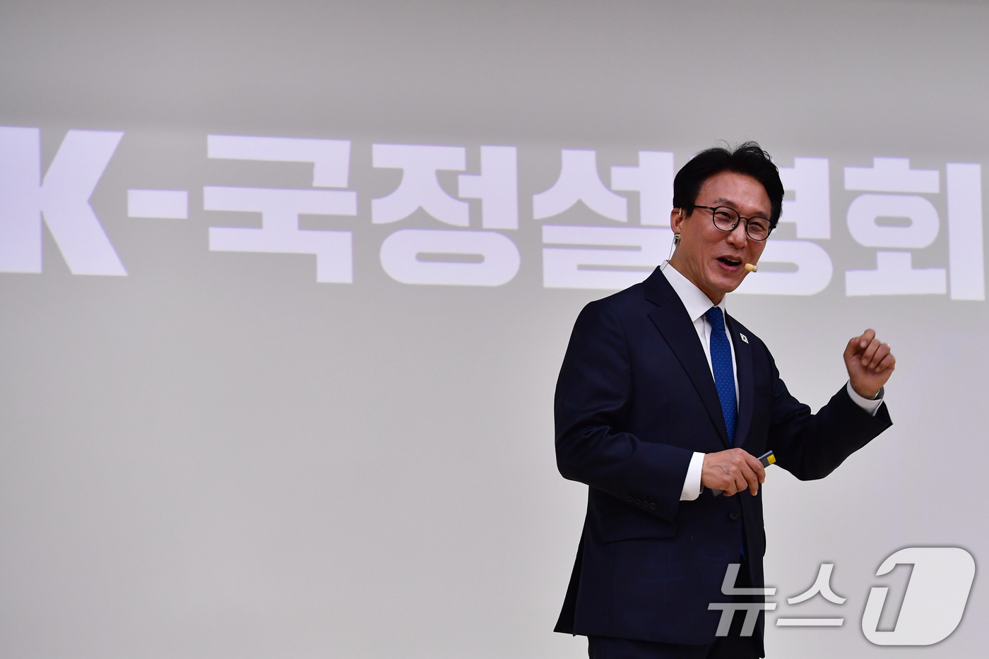 (포항=뉴스1) 최창호 기자 = 김민석 국무총리가 21일 오후 경북 포항시 북구 흥해도서관에서 열린 K-국정설명회 특별강연에서 지난해 열린 APEC 정상회의 성과와 전세계로 확산되 …