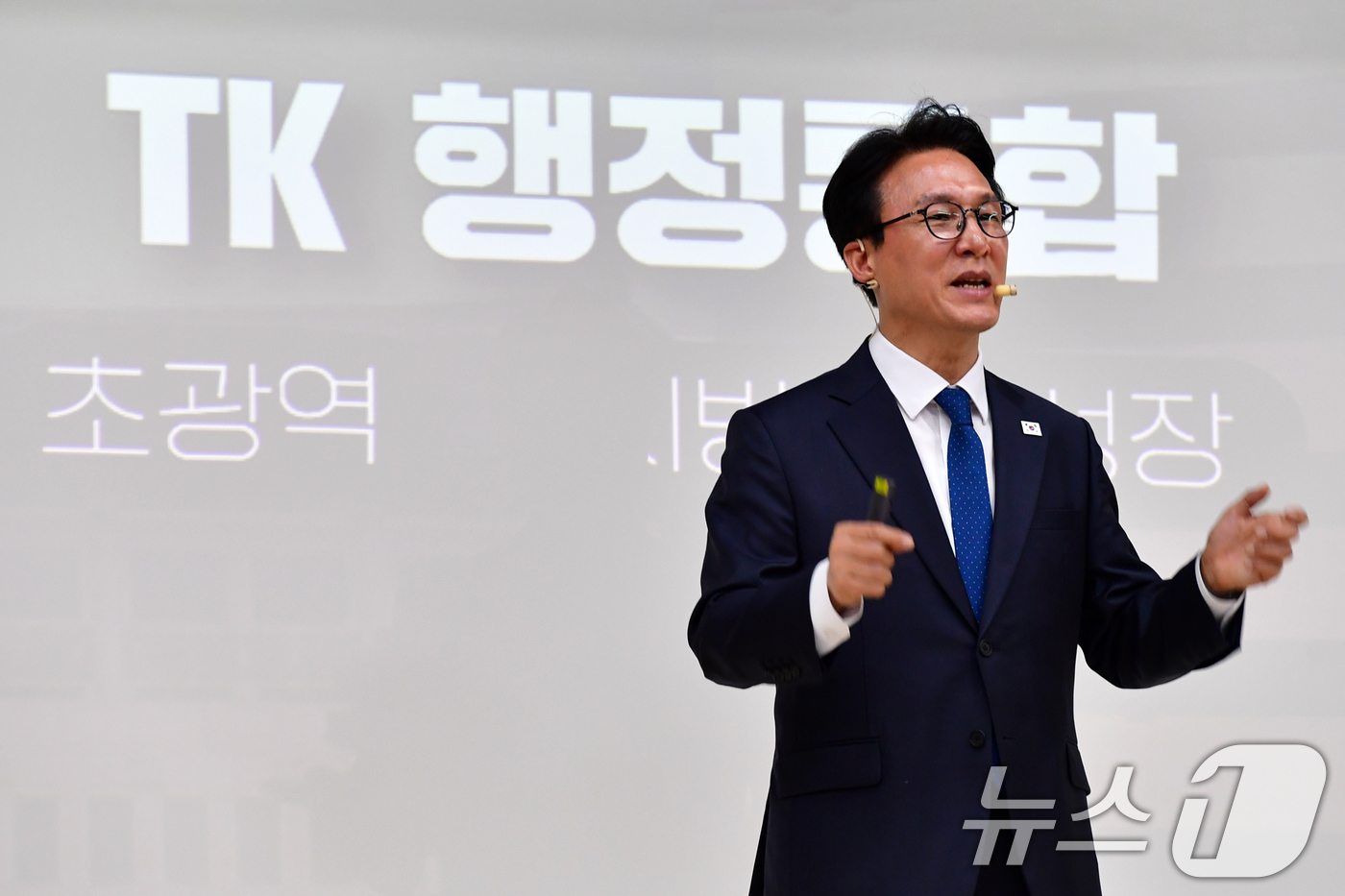 (포항=뉴스1) 최창호 기자 = 김민석 국무총리가 21일 오후 경북 포항시 북구 흥해도서관에서 열린 K-국정설명회 특별강연에서 지난해 열린 APEC 정상회의 성과와 전세계로 확산되 …