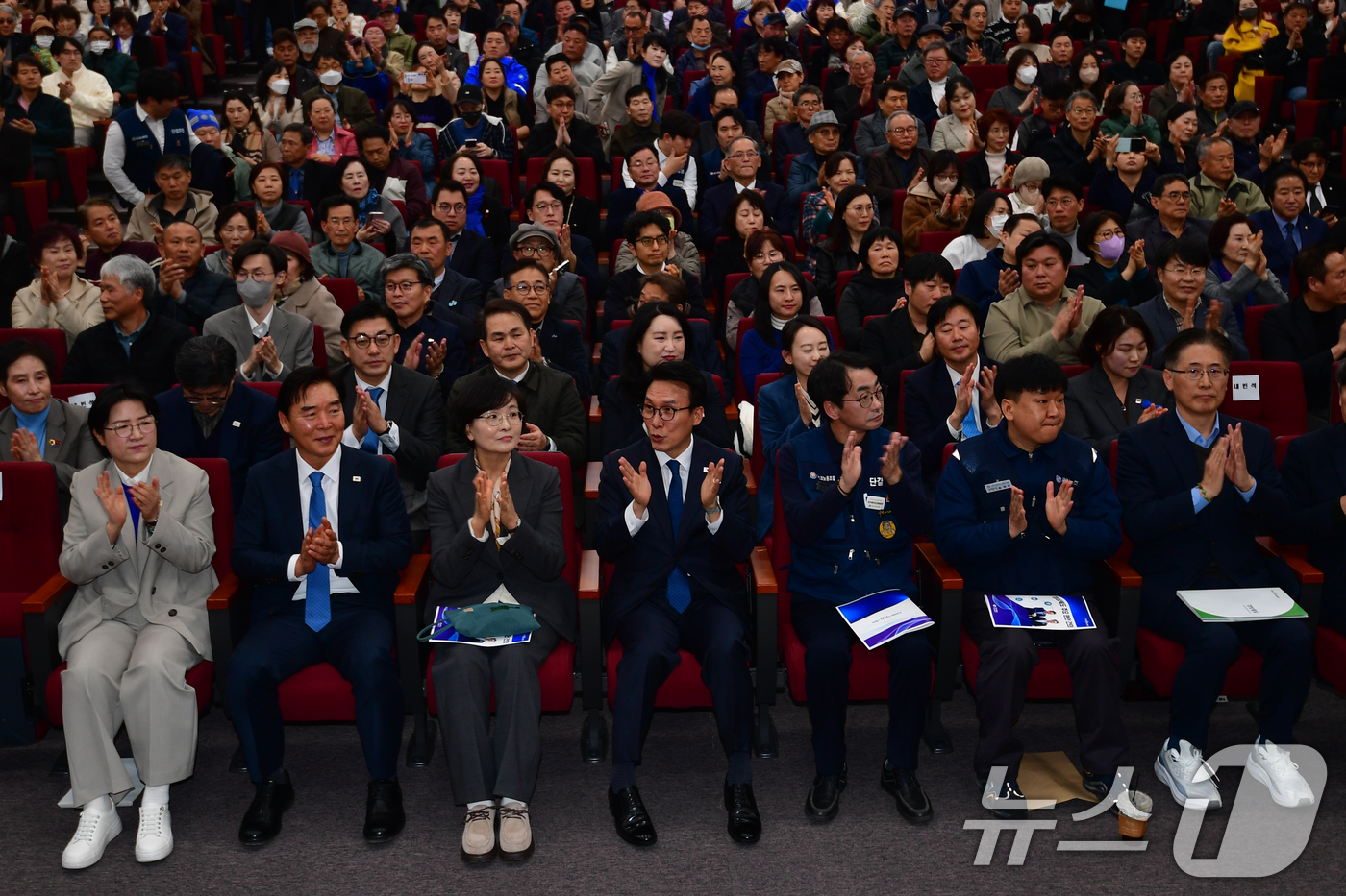 (포항=뉴스1) 최창호 기자 = 김민석 국무총리가 21일 오후 경북 포항시 북구 흥해도서관에서 열린 K-국정설명회 특별강연에 앞서 주요 참석자들이 소개되자 박수로 답하고 있다. …