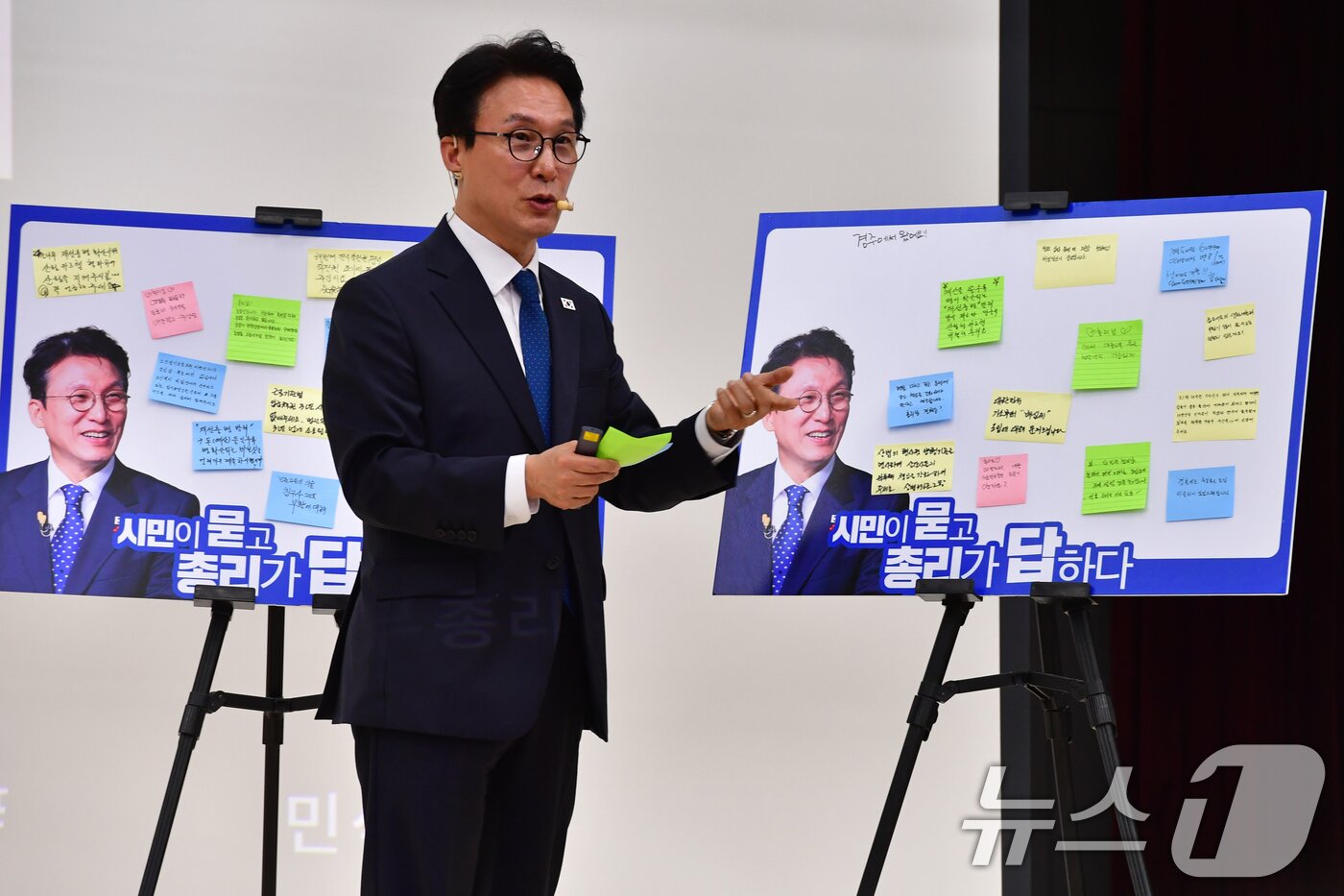 본문 이미지 - 김민석 국무총리가 21일 오후 경북 포항시 북구 흥해도서관에서 열린 K-국정설명회 특별강연 마지막 순서로 참석자들이 질문한 내용에 답하고 있다. 2026.2.21 ⓒ 뉴스1 최창호 기자