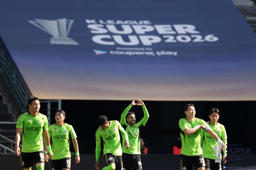 본문 이미지 - 전북 현대는 21일 전주월드컵경기장에서 열린 '쿠팡플레이 K리그 슈퍼컵 2026'에서 대전 하나시티즌을 2-0으로 꺾고 우승했다. (한국프로축구연맹 제공)