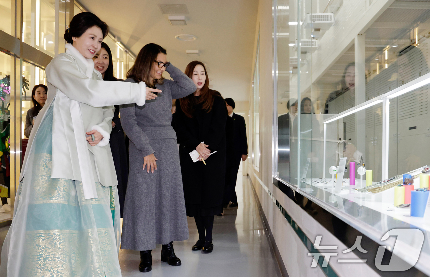 (파주=뉴스1) 허경 기자 = 김혜경 여사와 브라질 루이스 이나시우 룰라 다 시우바 대통령 부인 호잔젤라 다 시우바 여사가 21일 경기 파주 국립민속박물관에서 열린 친교 행사에서 …