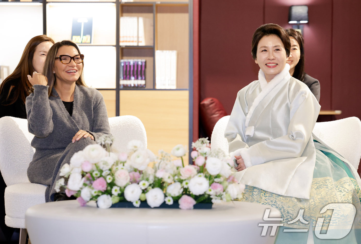 (파주=뉴스1) 허경 기자 = 김혜경 여사와 브라질 루이스 이나시우 룰라 다 시우바 대통령 부인 호잔젤라 다 시우바 여사가 21일 경기 파주 국립민속박물관에서 열린 친교 행사에서 …