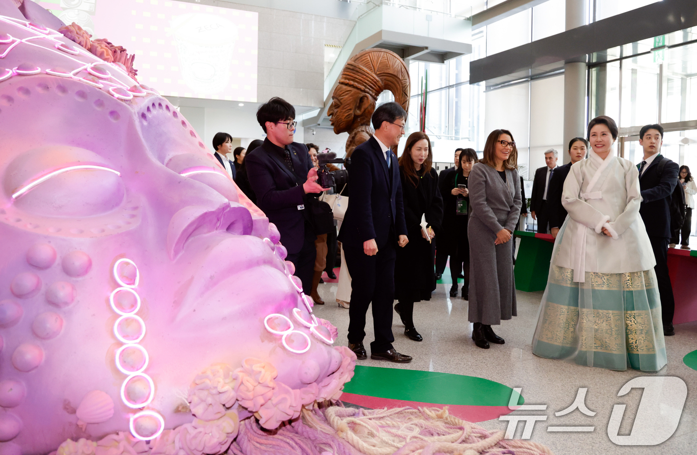 (파주=뉴스1) 허경 기자 = 김혜경 여사와 브라질 루이스 이나시우 룰라 다 시우바 대통령 부인 호잔젤라 다 시우바 여사가 21일 경기 파주 국립민속박물관에서 열린 친교 행사에서 …