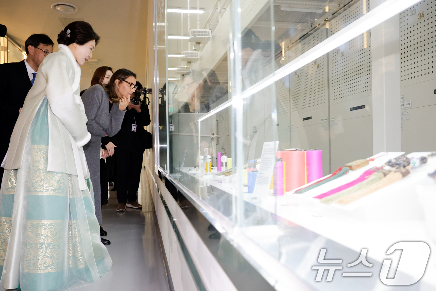 (파주=뉴스1) 허경 기자 = 김혜경 여사와 브라질 루이스 이나시우 룰라 다 시우바 대통령 부인 호잔젤라 다 시우바 여사가 21일 경기 파주 국립민속박물관에서 열린 친교 행사에서 …