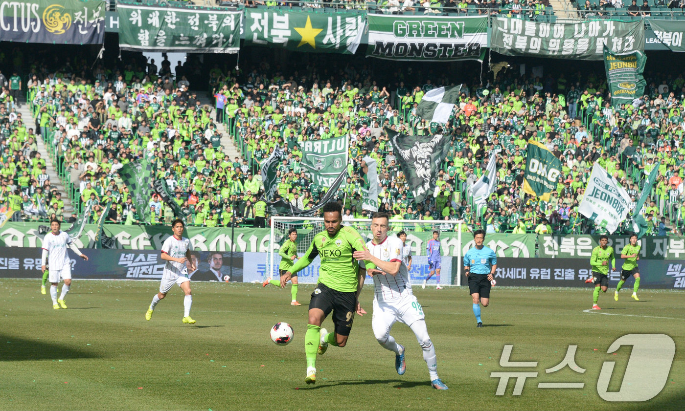 (전주=뉴스1) 유경석 기자 = 21일 전북 전주시 전주월드컵경기장에서 열린 쿠팡플레이 K리그 슈퍼컵 2026 전북현대와 대전 하나시티즌 경기에서 전북현대 모따가 드리블을 하고 있 …