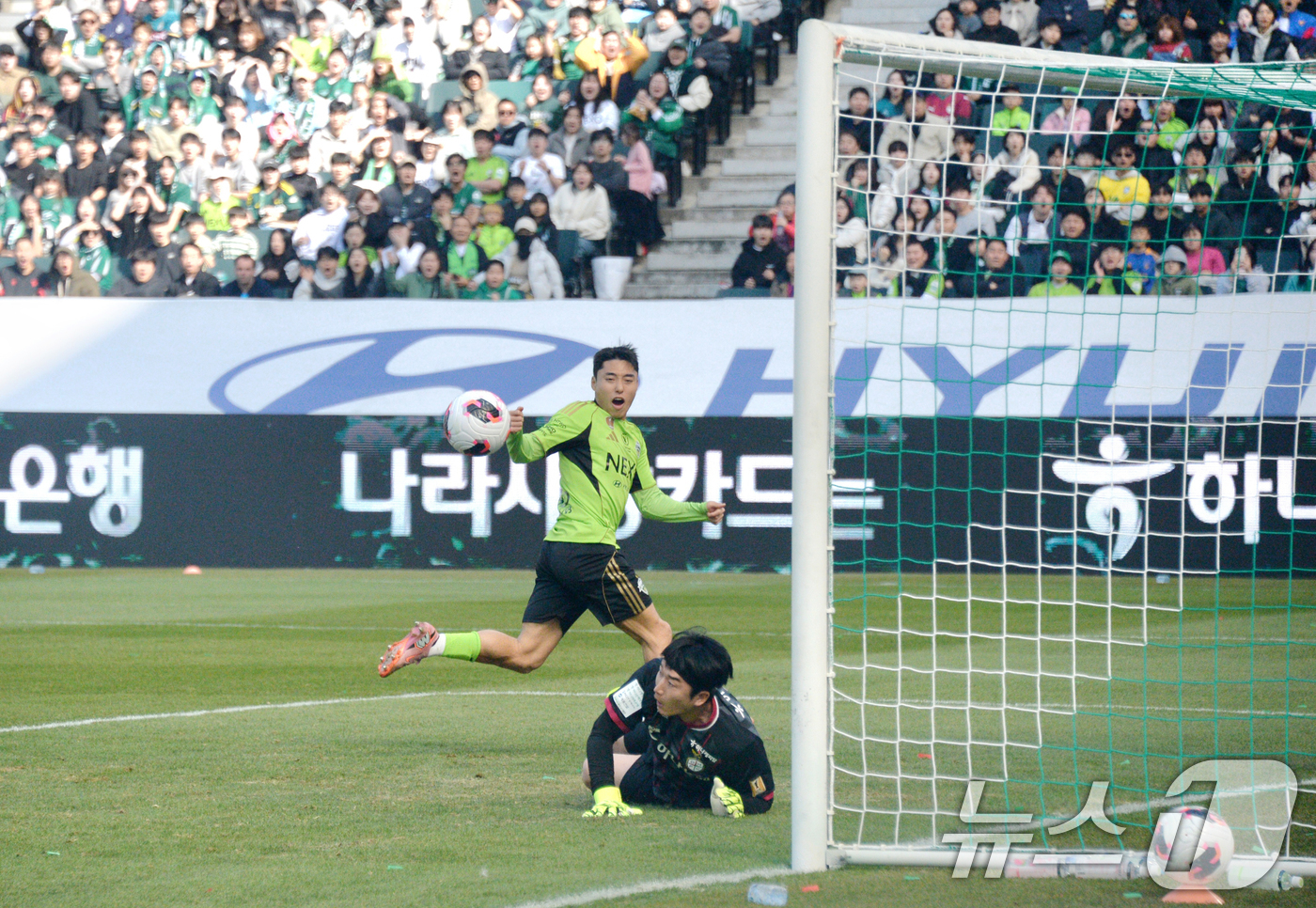 (전주=뉴스1) 유경석 기자 = 21일 전북 전주시 전주월드컵경기장에서 열린 쿠팡플레이 K리그 슈퍼컵 2026 전북현대와 대전 하나시티즌 경기에서 전북현대 이동준의 슛이 골대를 벗 …