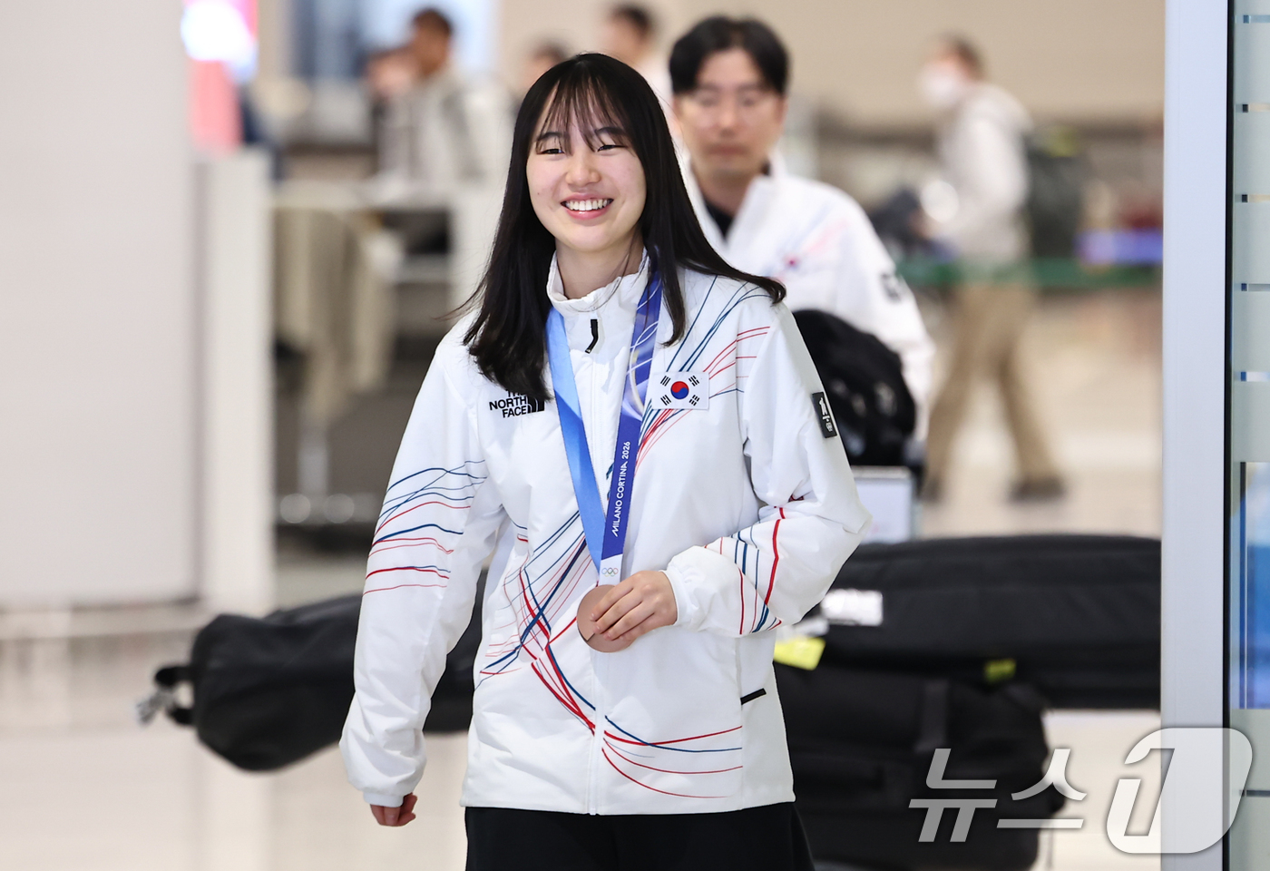 (인천공항=뉴스1) 김도우 기자 = 2026 밀라노·코르티나담페초 동계올림픽 스노보드 빅에어에서 동메달을 차지한 유승은이 21일 인천공항2터미널을 통해 귀국하고 있다. 2026.2 …